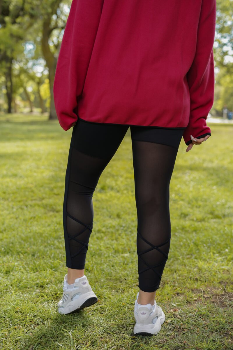 Calza larga con transparencia posterior