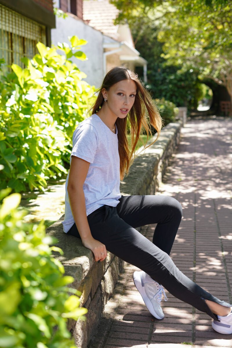 Remera con logo bordado - Image 2