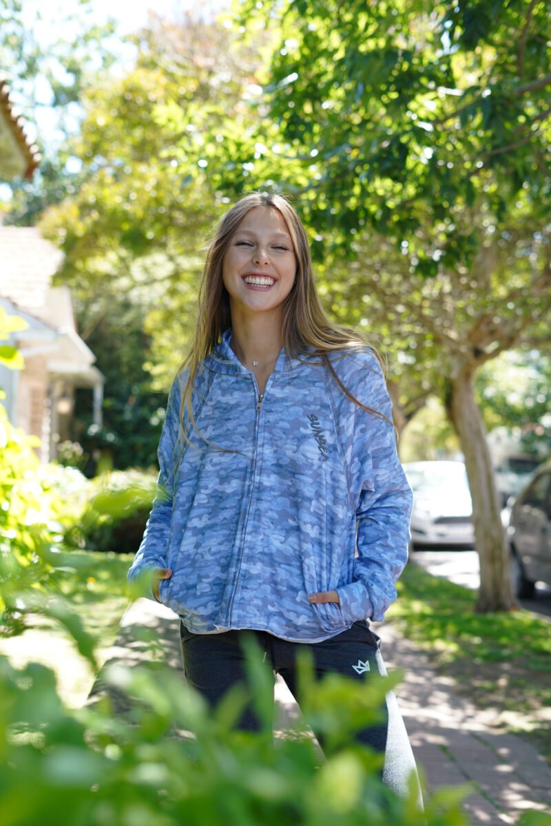Campera crop rustica corta con capucha y bordado