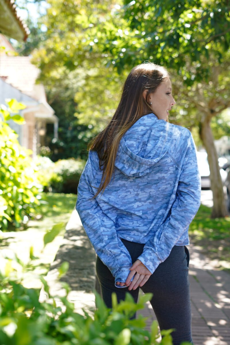 Campera crop rustica corta con capucha y bordado - Image 2