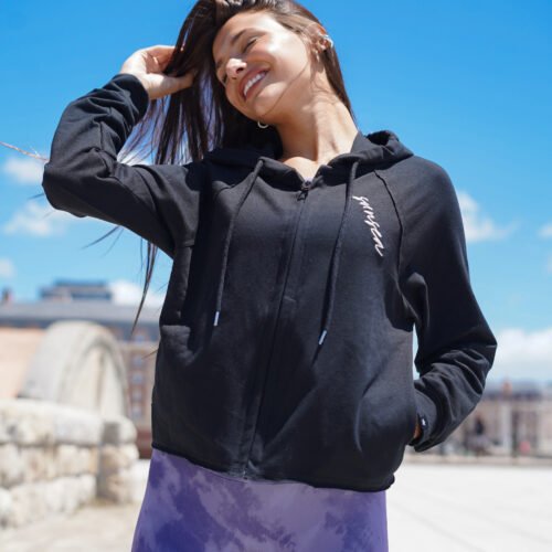 Campera rústica corta con capucha y bordado