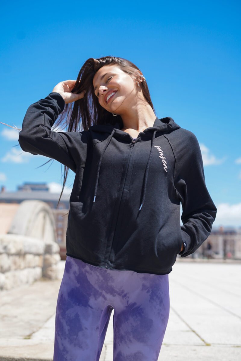 Campera rústica corta con capucha y bordado