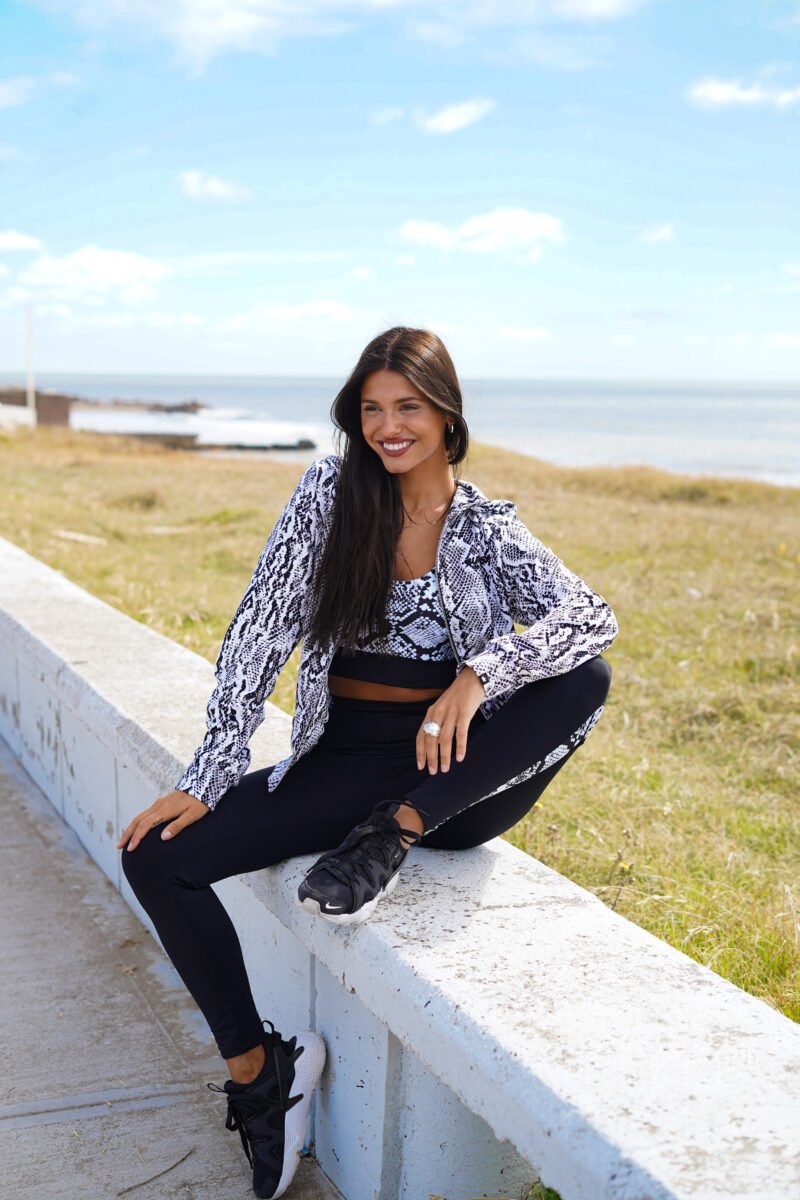 Campera rústica con capucha - Image 4
