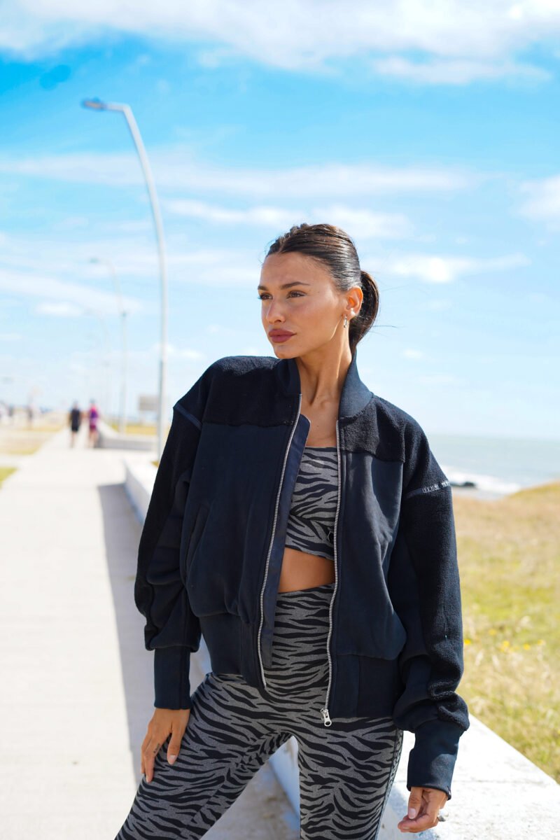 Campera bomber corta frisada - Image 5