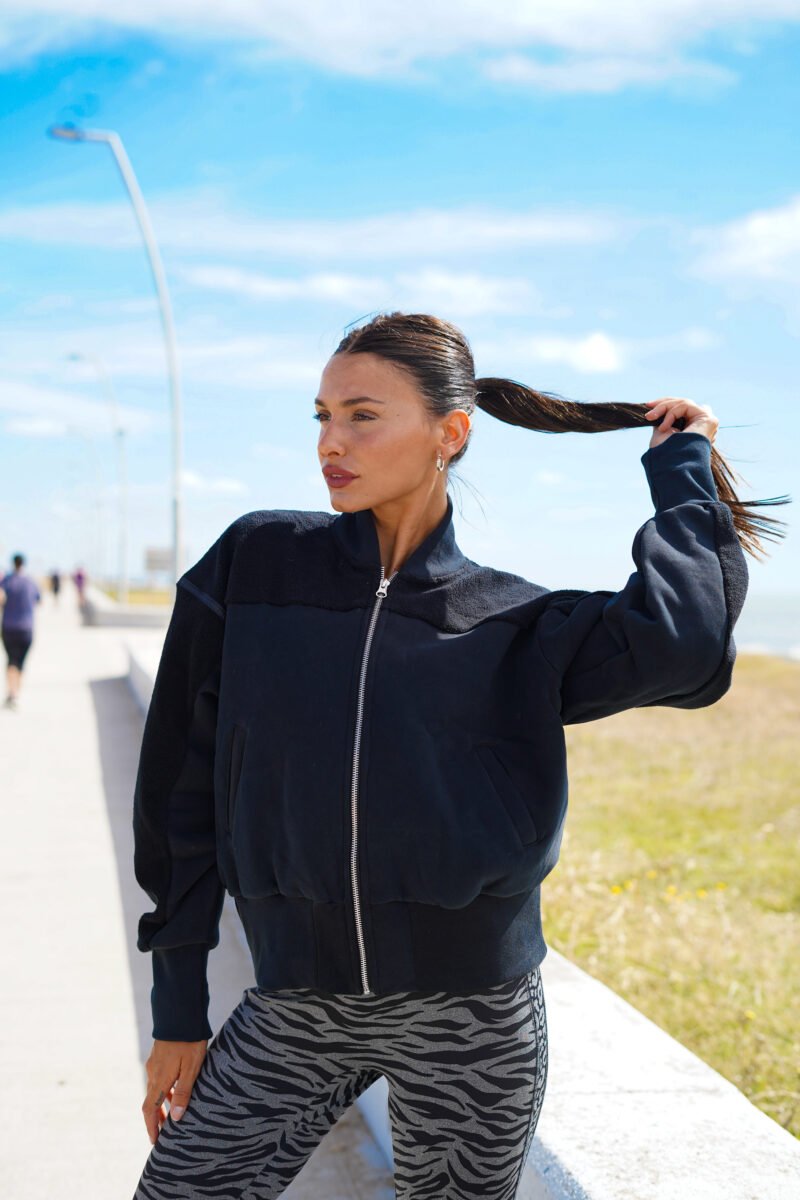 Campera bomber corta frisada