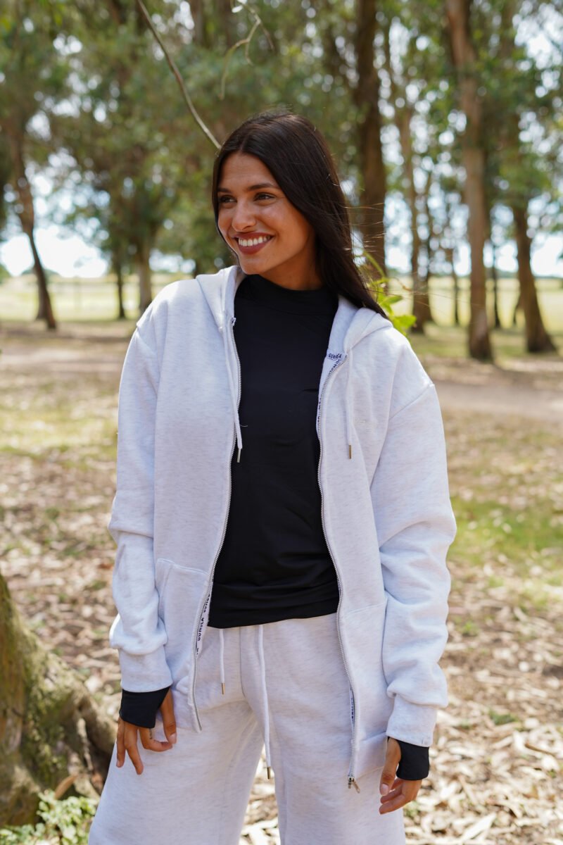 Campera clásica unisex con capucha y bolsillo de frisa