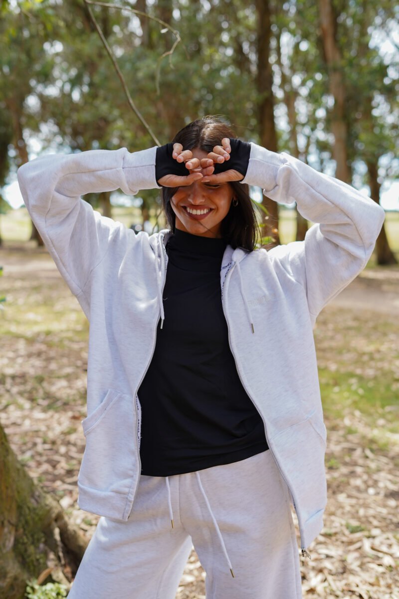 Campera clásica unisex con capucha y bolsillo de frisa - Image 2
