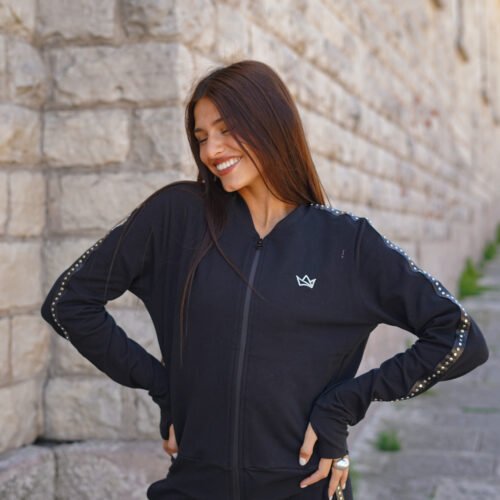 Campera de rústica viscosa con detalle de cuero y tachas en mangas