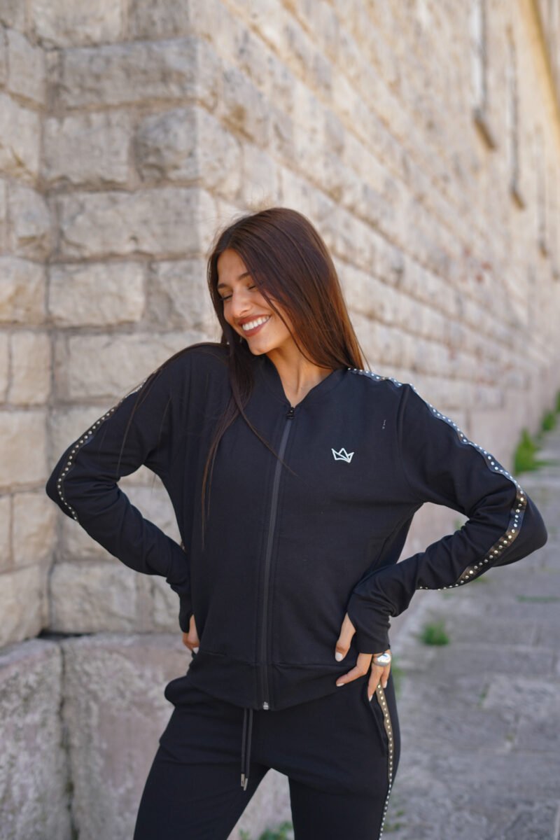 Campera de rústica viscosa con detalle de cuero y tachas en mangas