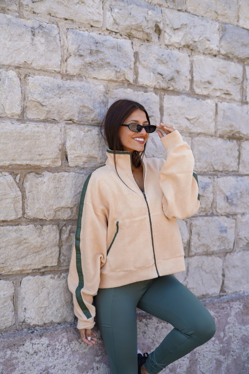 Campera corderito con bordado de lentejuelas
