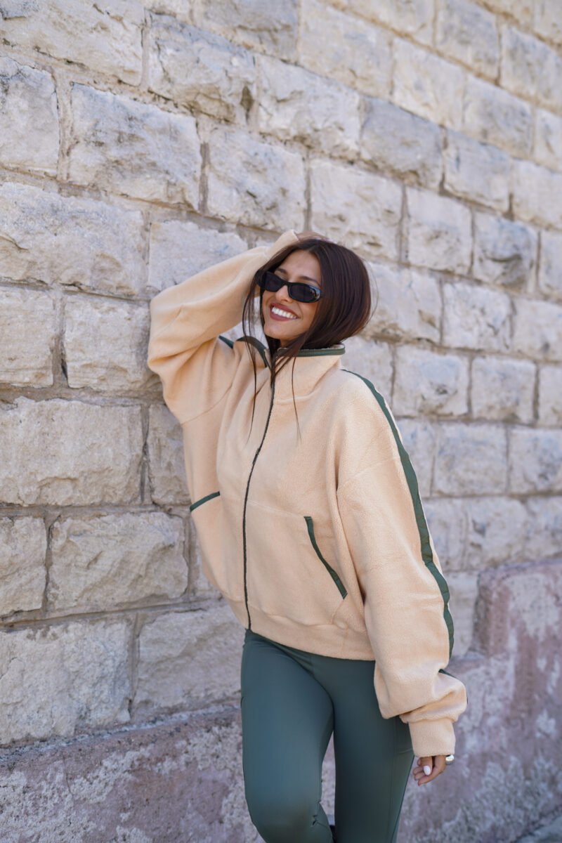 Campera corderito con bordado de lentejuelas - Image 2