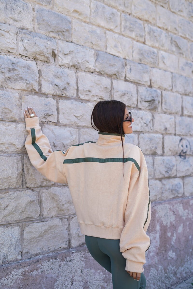 Campera corderito con bordado de lentejuelas - Image 3